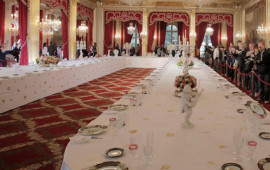 Makronun sarayında minlərlə avroluq qarət  Oğurlayıb hərraca &ccedil;ıxardılar