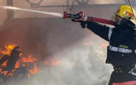 Abşeronda boya istehsalı zavodu yanır