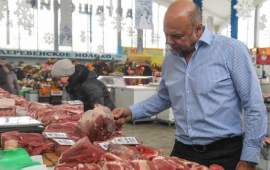 Donuz əti yeyən kişi infarkt keçirdi