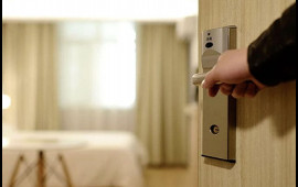 20 yaşlı qız hoteldə ölü tapıldı