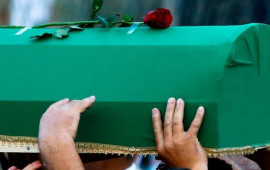 Toyuna az qalmış ölən gəncin bəylik kostyumu tabutu üzərinə qoyularaq dəfnə aparıldı 