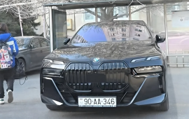 &ldquo;AA&rdquo; seriyalı avtomobilin s&uuml;r&uuml;c&uuml;s&uuml;ndən QANUNSUZLUQ  Dayanacaqda park ETDİ