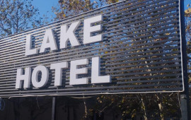 "Lake Hotel"in icarədarı