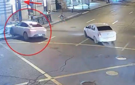 Bakıda avtomobil svetofora &ccedil;ırpıldı 