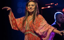 Məşhur müğənni səhnədə "parik"ini çıxarıb yallı getdi 