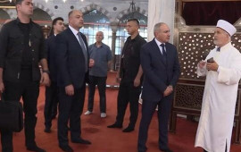 Paşinyan Türkiyədə məscidə getdi 