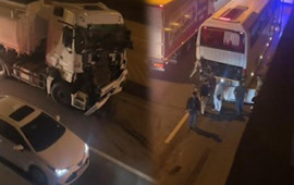 Gecə saatlarında yük maşını avtobusla toqquşdu 