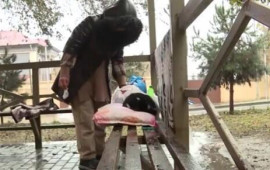 Bacısı evinin açarını əlindən alıb, 3 aydır evə qoymur  Zirzəmidə yaşayır...  VİDEO