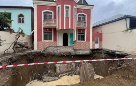 Bakıda qanunsuz tikilmiş evin altından keçən su kollektoru sıradan çıxdı