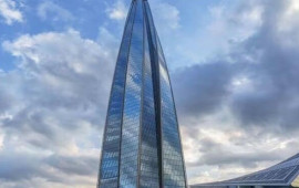 90 dərəcə b&uuml;k&uuml;lən m&ouml;c&uuml;zə: Zirvəsindəki buzu kondisionerə &ccedil;evirən bina