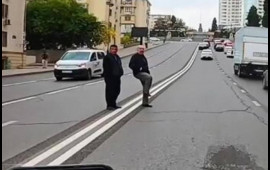 Bakıda kişi motosikletçini qəsdən yıxmaq istədi  VİDEO