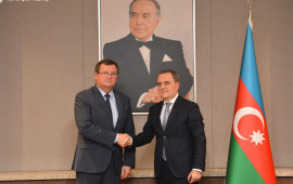 Ceyhun Bayramov Belarus səfiri Andrey Ravkovu qəbul edib