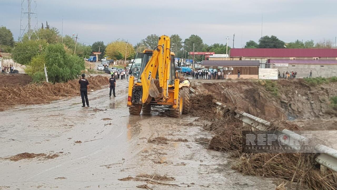 BakıYevlax yolunu su basdı: Yüzlərlə avtomobil yolda qaldı  FOTO