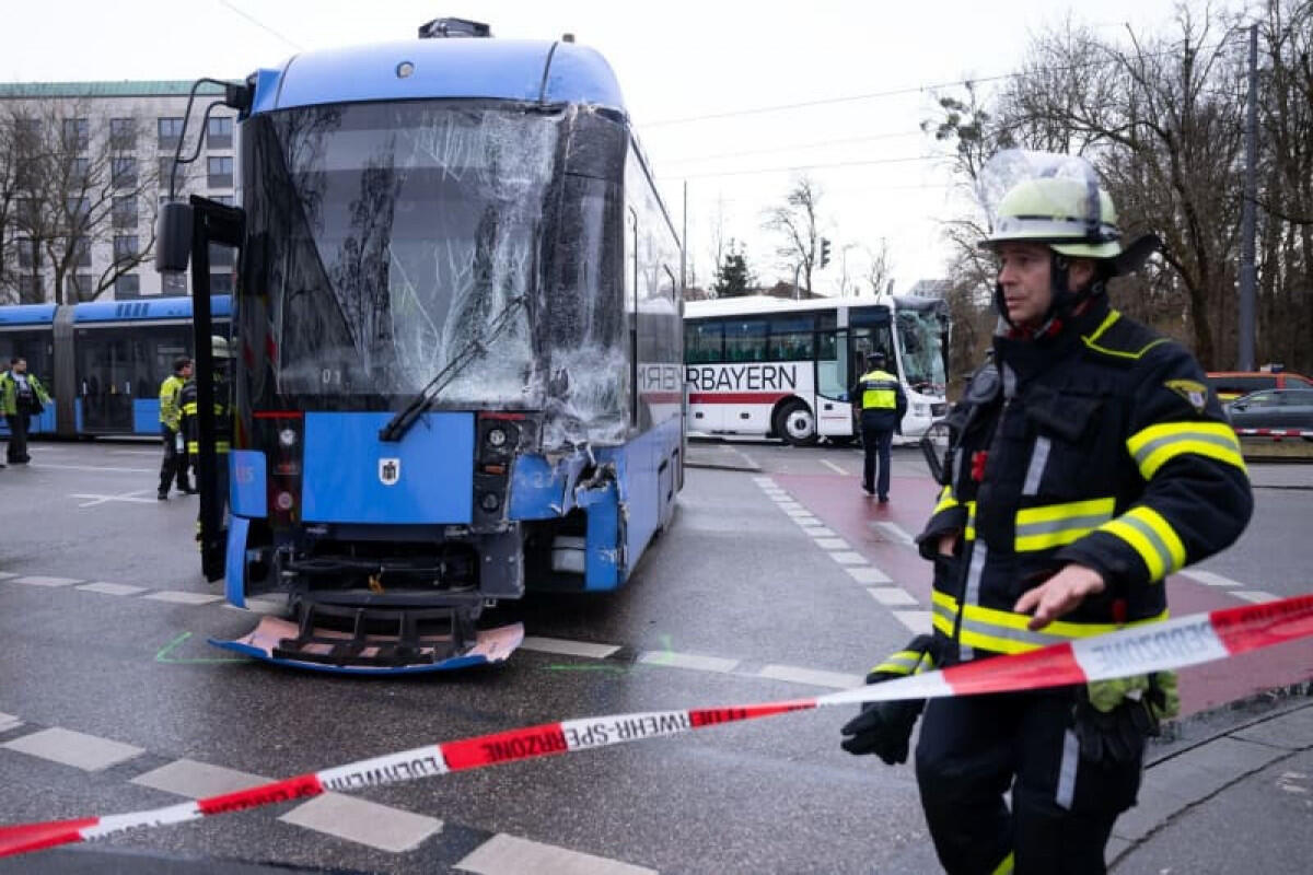 Almaniyada məktəb avtobusu tramvayla toqquşdu 