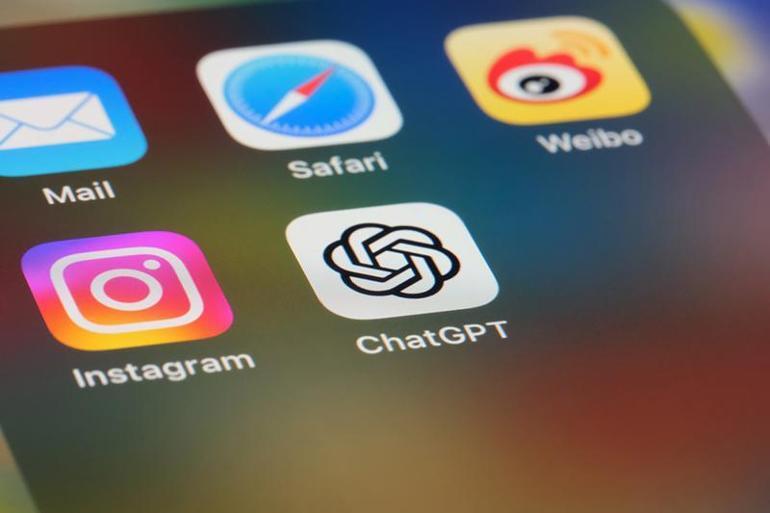 "ChatGPT"dən məsləhət istədi, şəxsi məlumatları ifşa etdi 