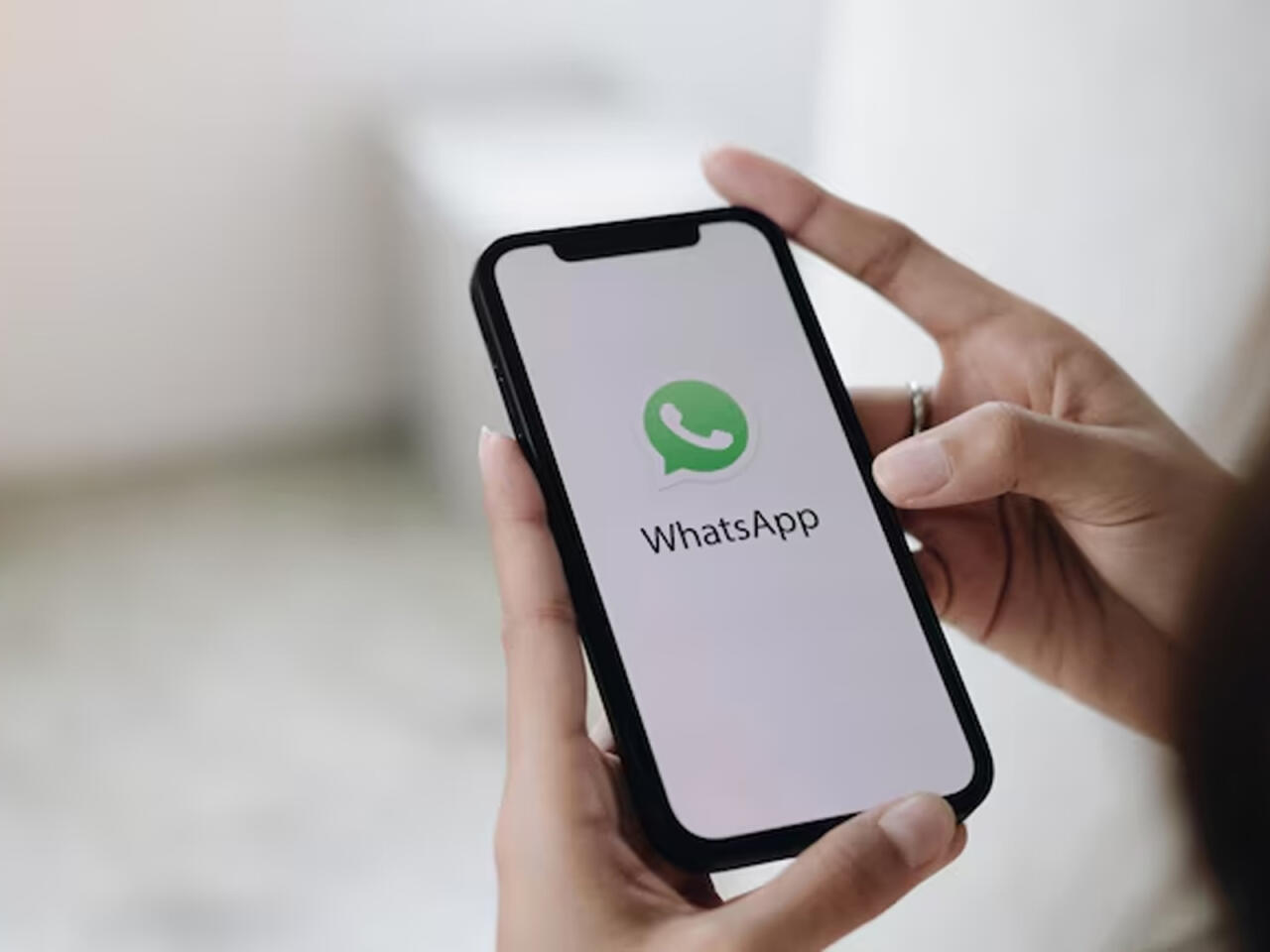 "WhatsApp" "iPhone" &uuml;&ccedil;&uuml;n g&ouml;zlənilən funksiyanı işə saldı