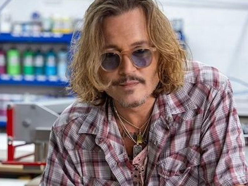 Depp rəsmlərini sataraq 5 milyon dollardan çox qazanıb  FOTO