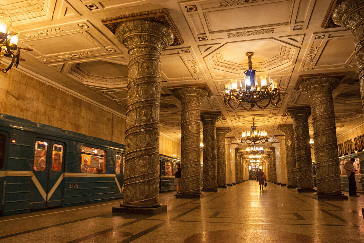 Gənc oğlan metroda yaşlı kişini yerlə SÜRÜDÜ 