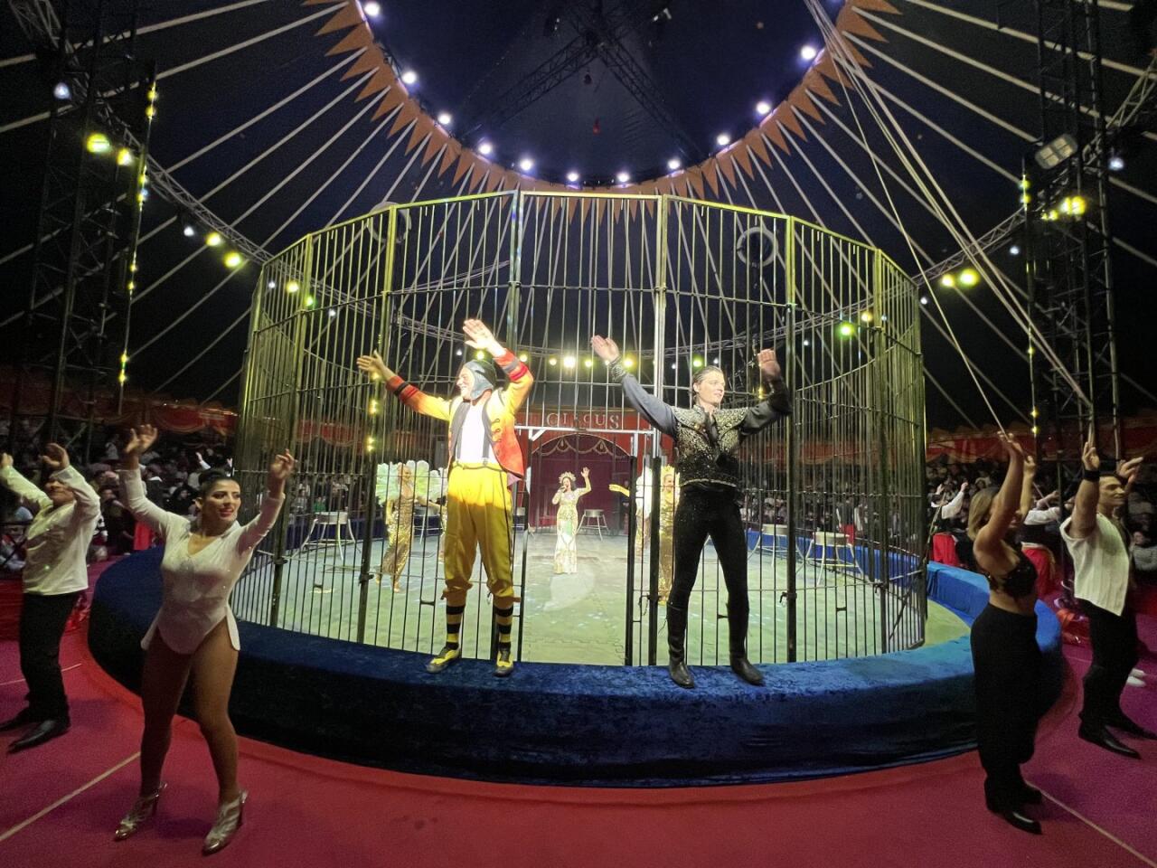 Circus Sea Breeze səhnəsində Avropanın ən titullu sirk ailəsi – Togni sirk sülaləsi çıxış edir  FOTO