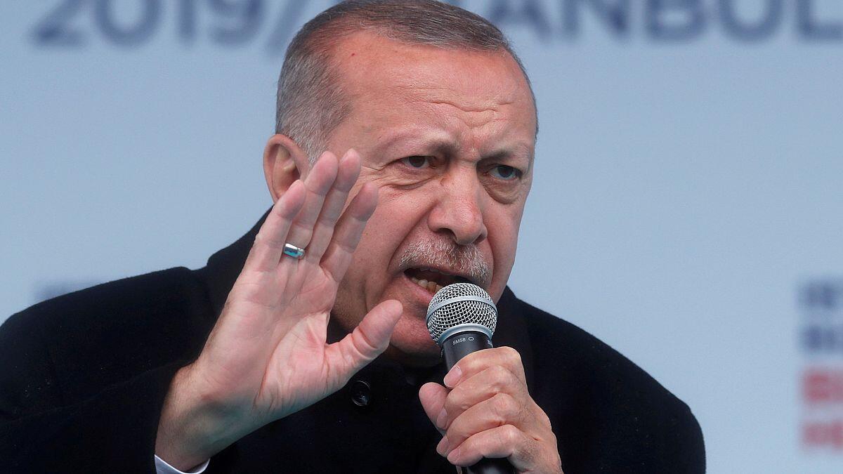 “O, boş oturacaqlara müraciət edib”