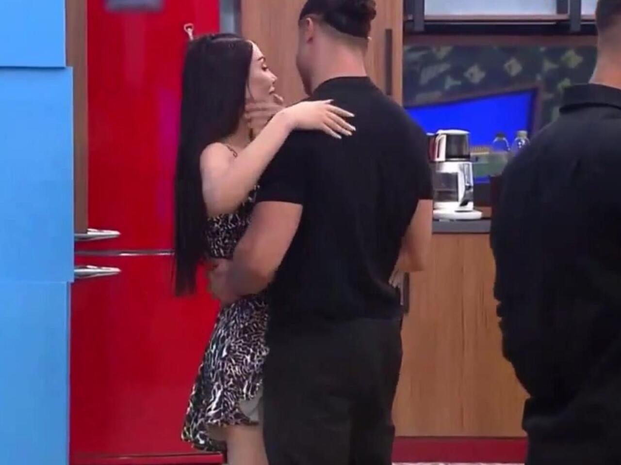 Qalmaqallı veriliş qucaq kadrlarına g&ouml;rə cərimələndi, platformadan &ccedil;ıxarıldı 