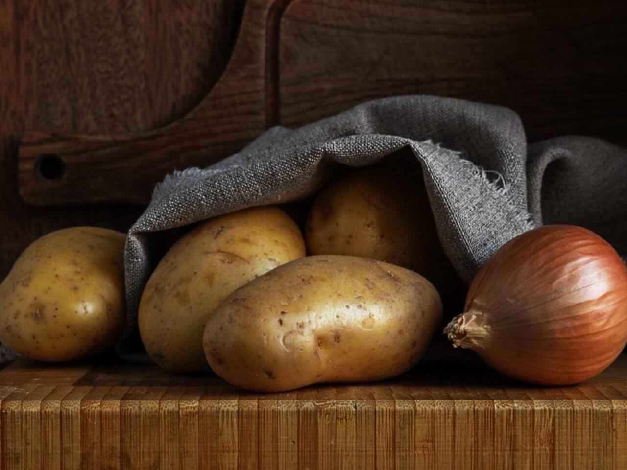 Soğanla kartofu eyni yerdə saxlamayın  Diqqət!