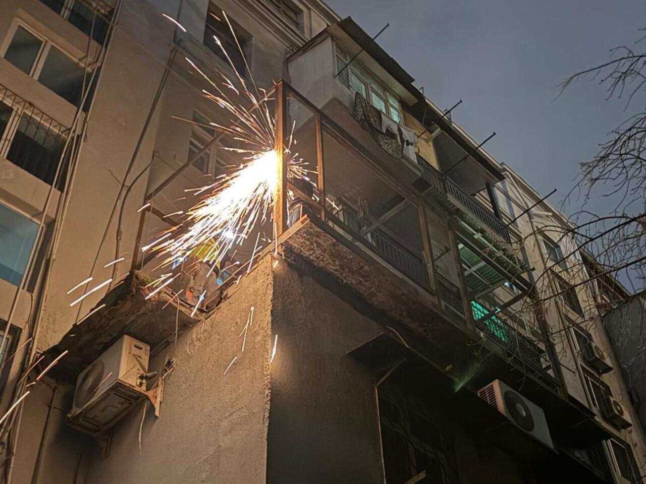 Bakıda yaşayış binasının daxili fasadında &ouml;zbaşına artırma işləri dayandılıb 