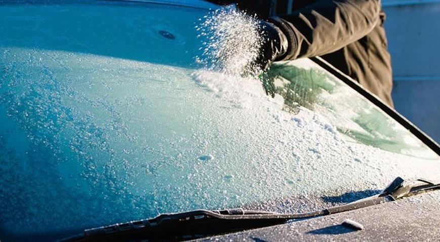 Buzlu avtomobil şüşəsinə əsla isti su tökməyin!