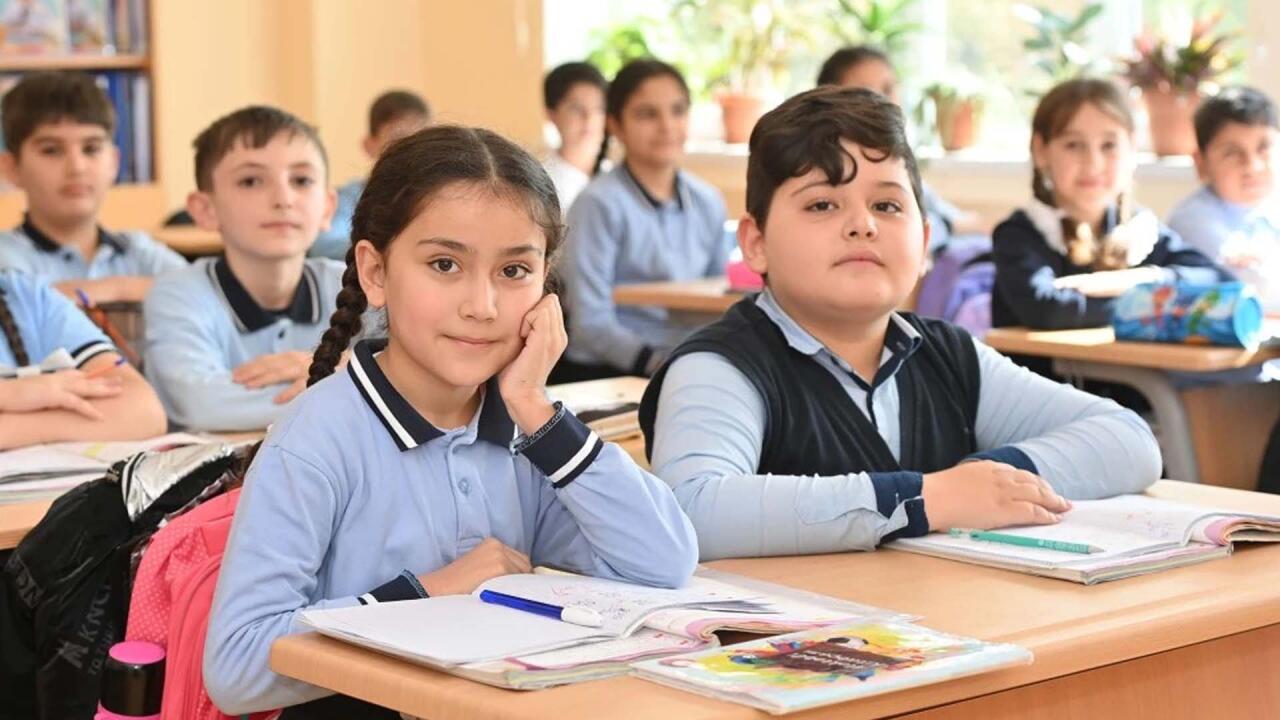 Azərbaycanda bu şagirdlər pulsuz məktəbli formaları alacaq