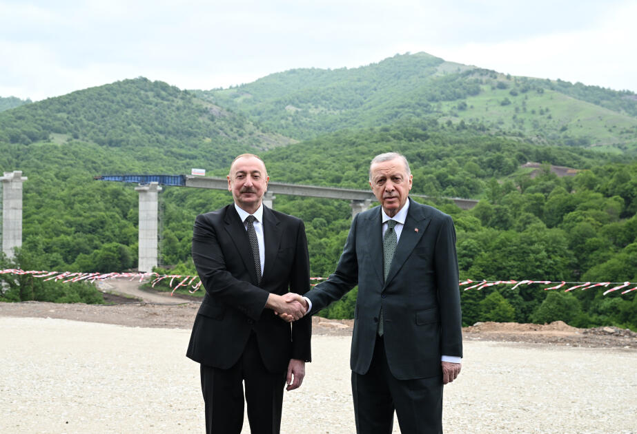 Azərbaycan və Türkiyə prezidentləri KəlbəcərLaçın avtomobil yolunda görülən tikinti işləri ilə tanış olublar  FOTO