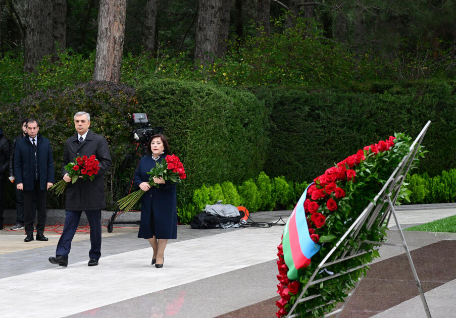 Dövlət və hökumət rəsmiləri Fəxri xiyabanda Ulu Öndər Heydər Əliyevin xatirəsini yad ediblər  FOTO