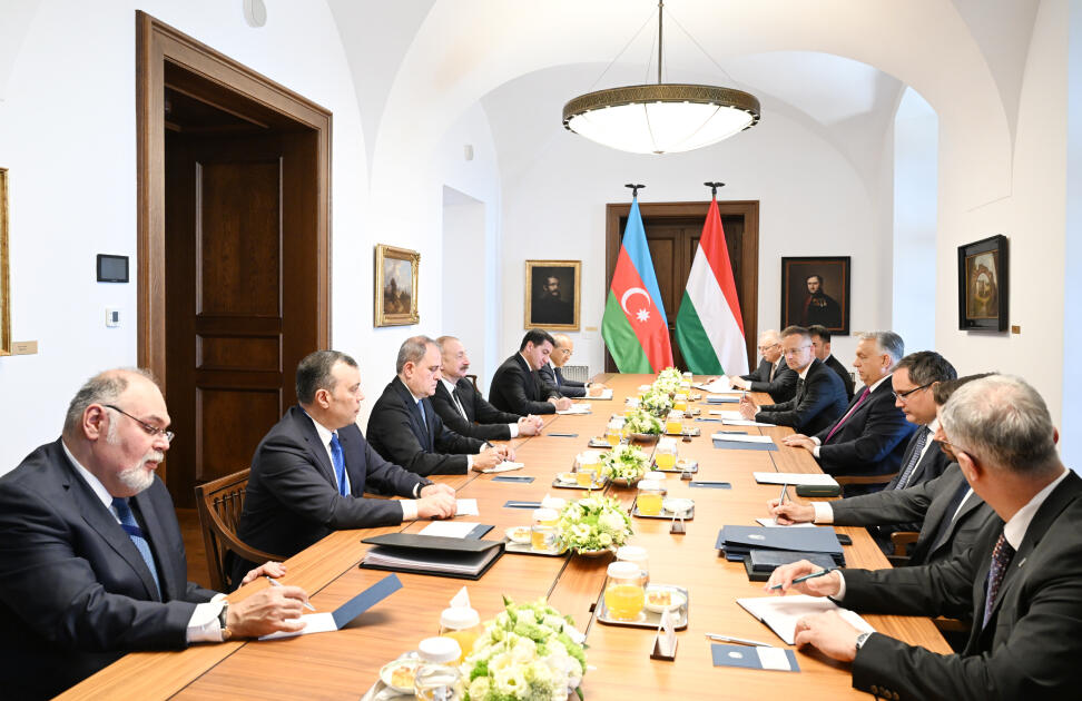 Budapeştdə İlham Əliyevin Macarıstanın Baş naziri ilə geniş tərkibdə görüşü olub  FOTO