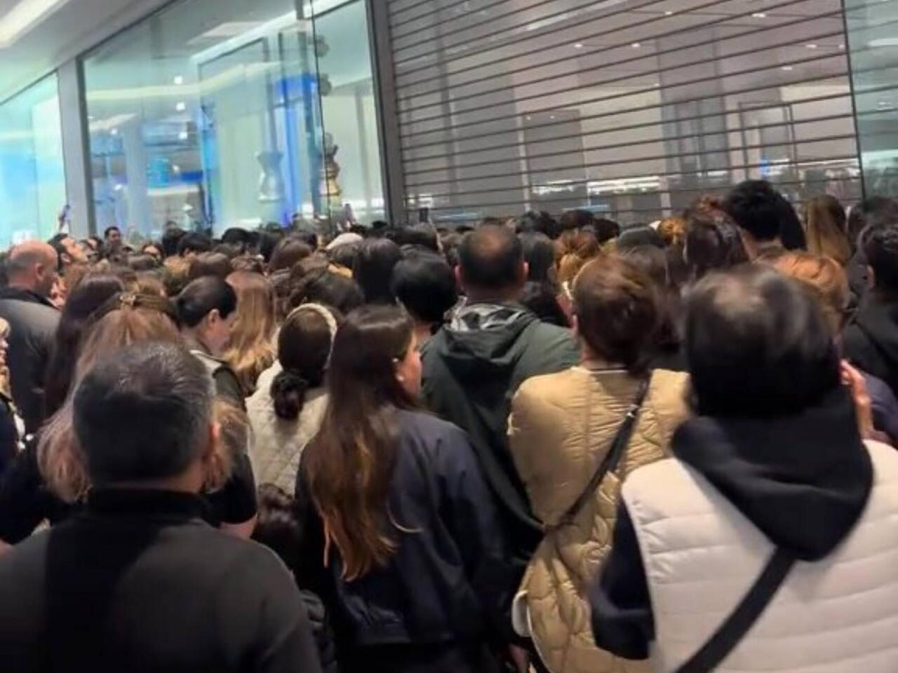 Bakıda "Black Friday" izdihamı  Qapılar açılan kimi mağazaya "hücum etdilər"  VİDEO