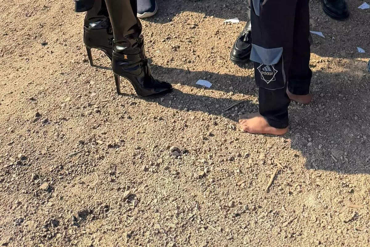 Ayağında 80 minlik çəkmə ilə ayaqyalın uşaqları ziyarət etdi 