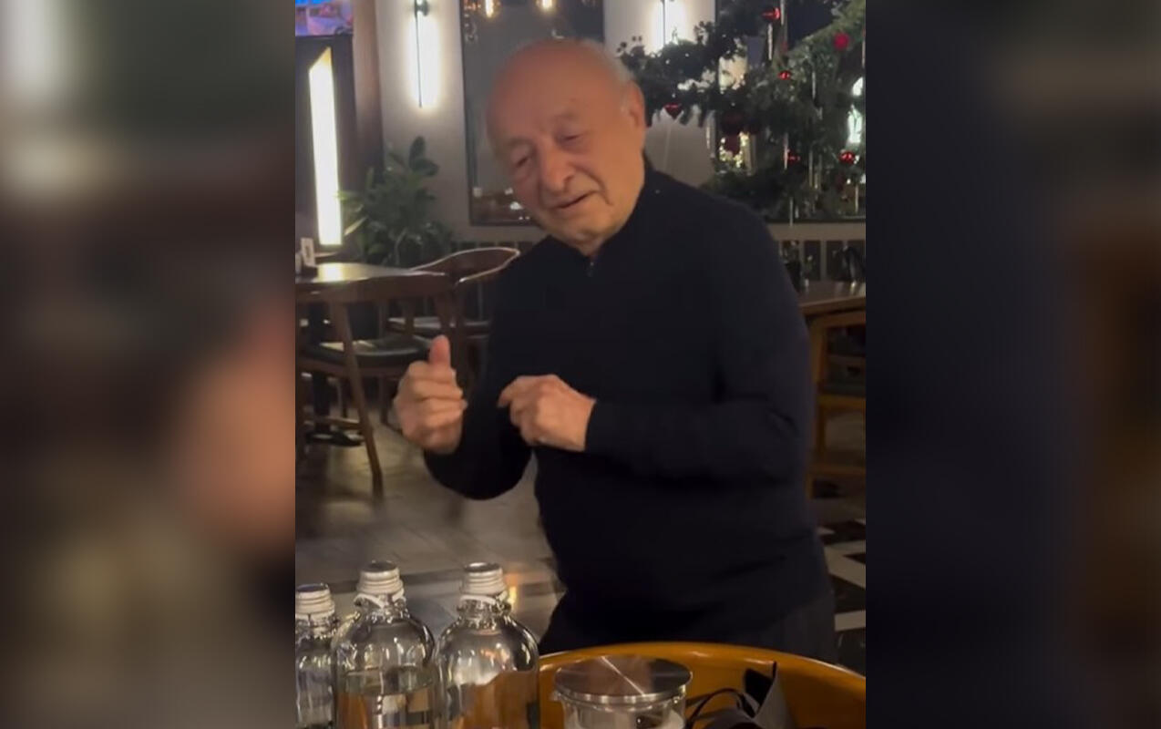 98 yaşını rəqs edərək qeyd etdi 