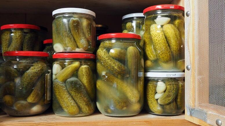 Turşu yeyərkən iki dəfə d&uuml;ş&uuml;n&uuml;n: Faydalıdır, yoxsa zərərli?