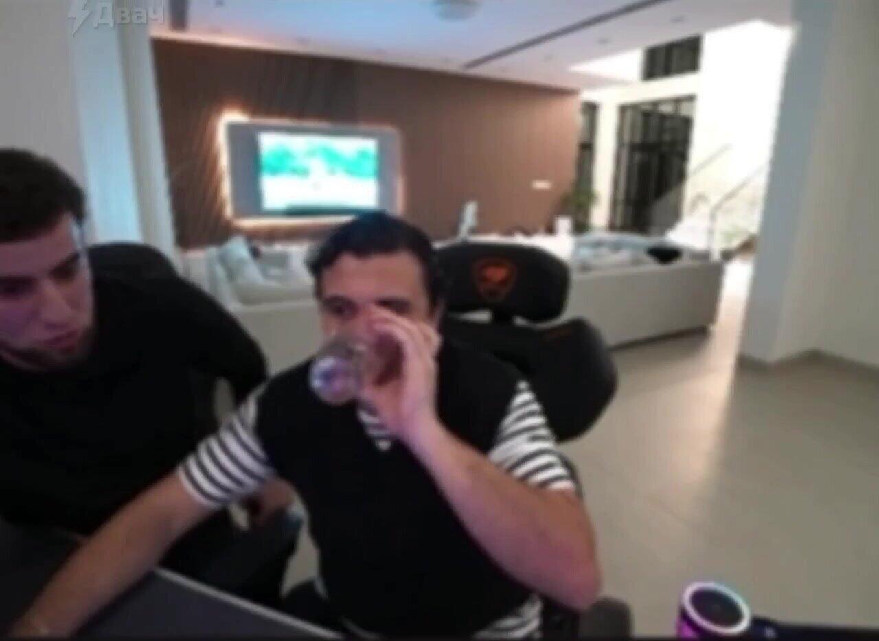 Azərbaycanlı bloqer canlı efirdə DÖYÜLDÜ 