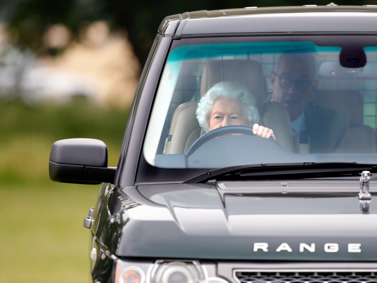 Kraliça Elizabetin “Range Rover”i hərraca çıxarıldı  FOTO