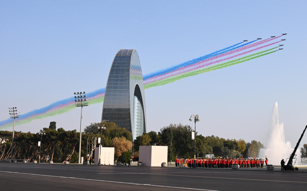 Bu ölkələrin rəsmiləri də paradı izlədi