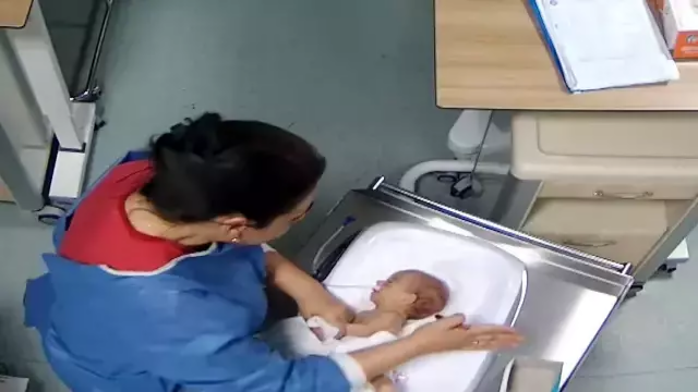 Tibb bacısının zorakılığına g&ouml;rə 5 g&uuml;nl&uuml;k k&ouml;rpə &ouml;m&uuml;rl&uuml;k əlil qalıb  İllər sonra &uuml;zə &ccedil;ıxdı 