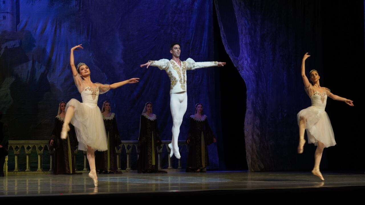 "Qu g&ouml;l&uuml;" baleti "Mariinskiy" teatrının aparıcı solistləri tərəfindən ifa olundu  FOTO