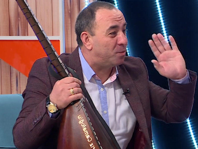 35 il sonra yaşadığı evə gəldi, göz yaşı tökdü 