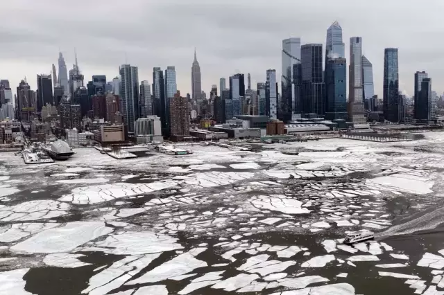 NyuYorkda misli g&ouml;r&uuml;nməmiş şaxta: Hudzon &ccedil;ayı dondu 