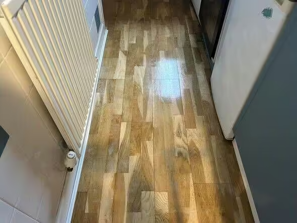 Cəmi bir vasitə ilə d&ouml;şəmələri silin: Ev l&uuml;ks otel kimi qoxacaq