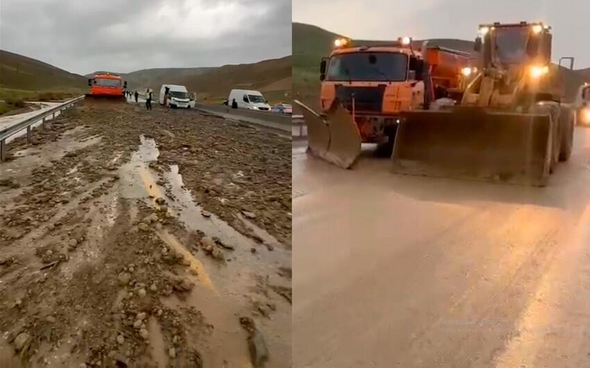 Güclü yağış BakıŞamaxı yolunda maneə yaratdı 