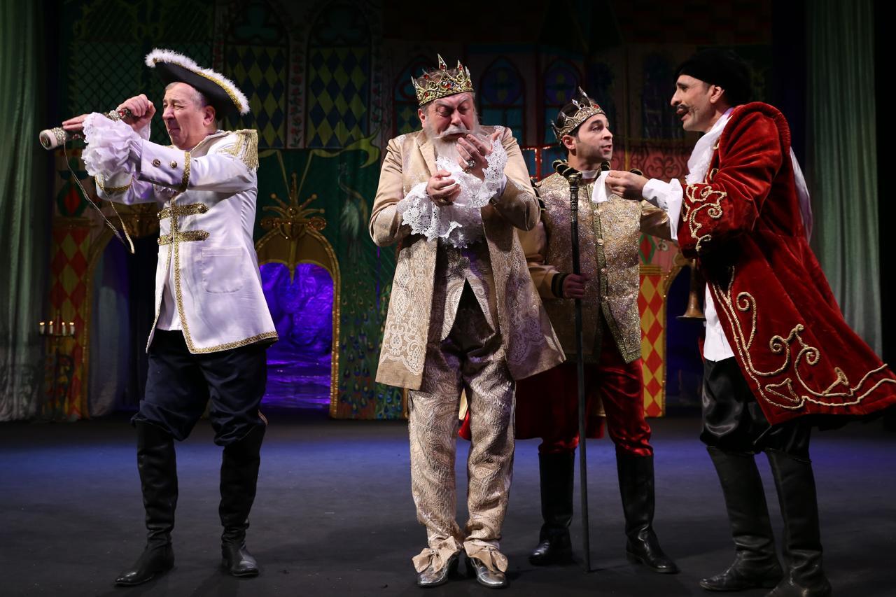 Gənc Tamaşa&ccedil;ılar Teatrında &ldquo;B&uuml;llur başmaq&rdquo; tamaşasının premyerası baş tutub  FOTO