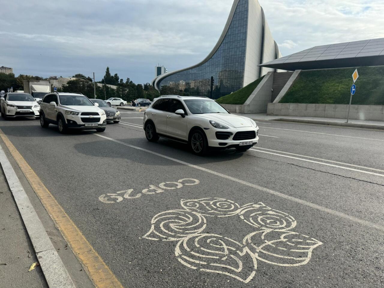 Bakıda bu yol nişanlarının sökülməsinə başlanıldı