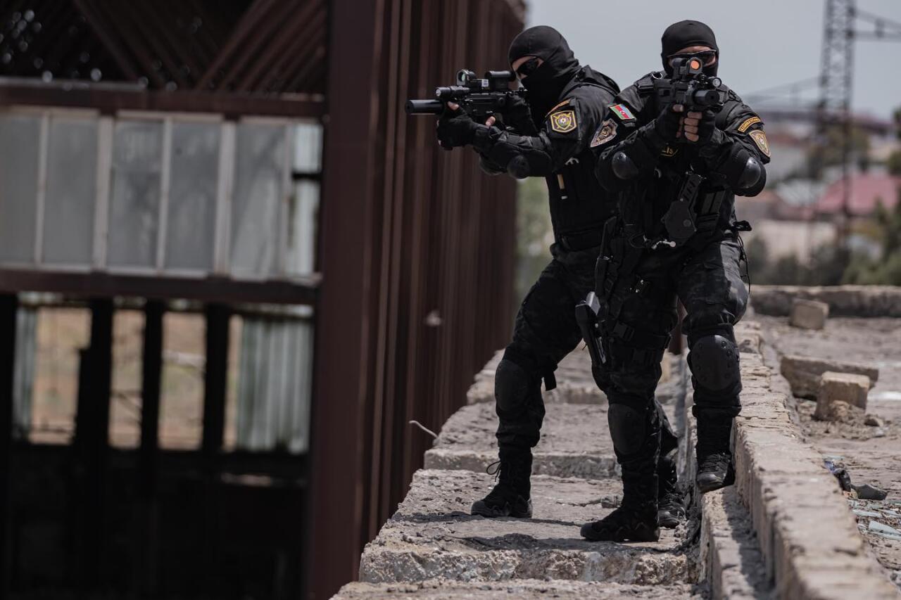 Polis əməliyyatlar keçirdi  Çox sayda saxlanılan var  FOTO