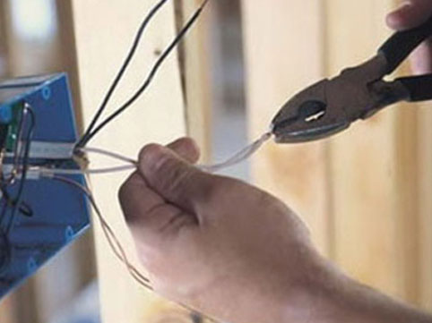 "Azərişıq" iş&ccedil;isini cərəyan vurub &ouml;ld&uuml;rd&uuml;