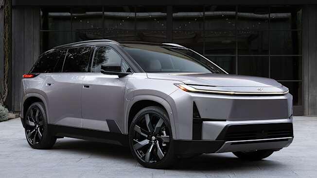 Toyotanın məşhur modeli tanınmaz dərəcədə DƏYİŞDİ 